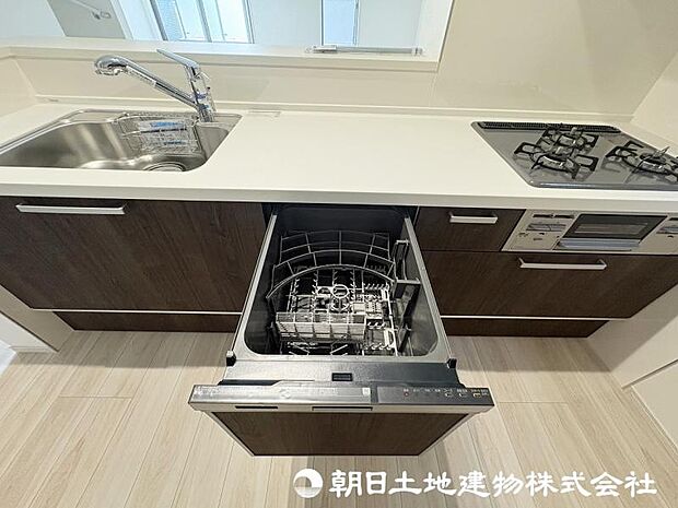 <キッチン>ご家族5人分の食器類を洗浄できる容量のビルトイン食器洗浄機付です。