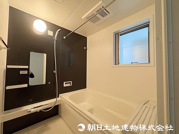 <浴室>1坪タイプの広いユニットバスです。