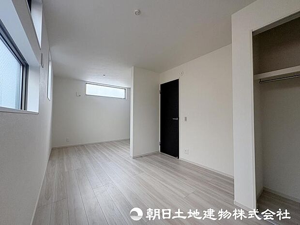 <洋室>間仕切り壁を造って2部屋としても使える9.3帖の洋室です。