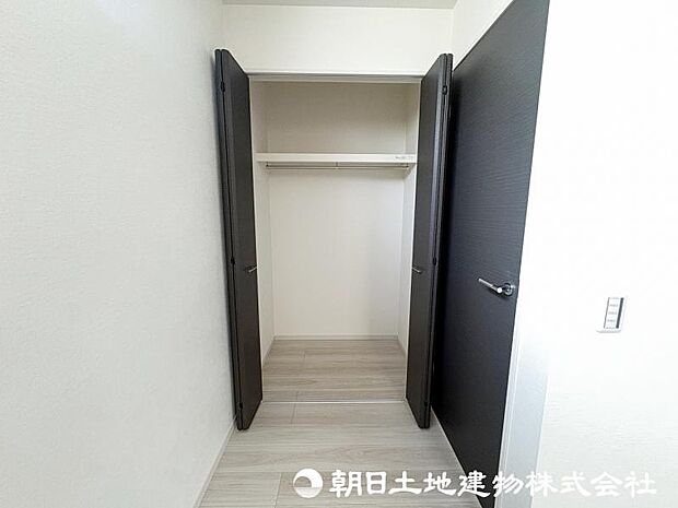 <収納>各洋室にクローゼットがありお洋服をすっきりと収納できます。