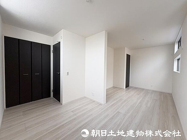 <洋室>広々と使える9.3帖のお部屋です。