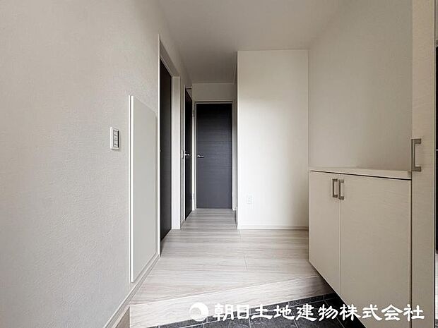 <玄関>お出かけ前の身だしなみをチェックできるミラー付きです。