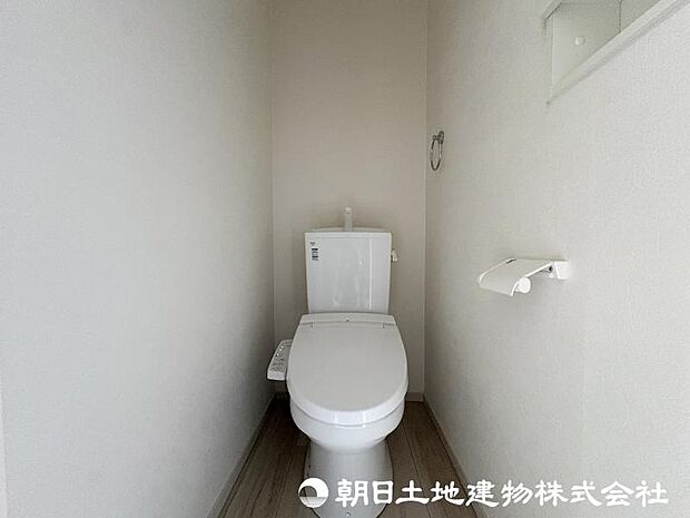 <トイレ>忙しい朝の時間帯も安心の1階2階ウォッシュレット付きトイレです。