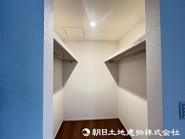 <収納>ご夫婦で使えるウォークインクローゼットも魅力です。