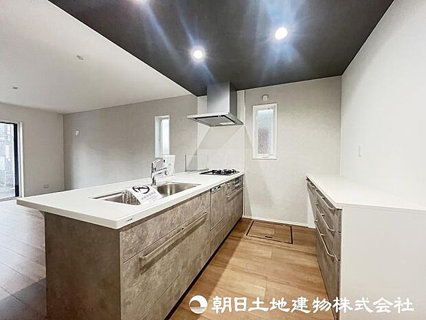 <キッチン>広い家事スペースでご夫婦でお料理もお楽しみいただけます。