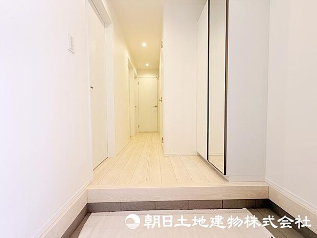 住まいの第一印象を演出する玄関。ご家族やゲストを心地よく迎え入れる、明るく清潔感のある空間です。