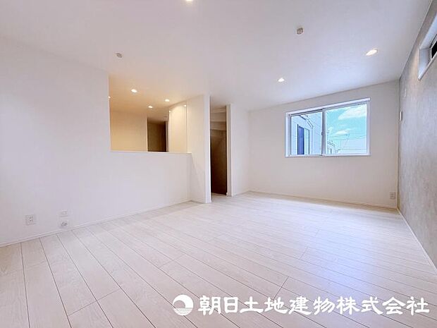 家族が自然と集まるリビングは、毎日の暮らしを心地よく彩る安らぎの空間です。家具の配置やインテリア次第で、お好みの雰囲気にコーディネートできます。
