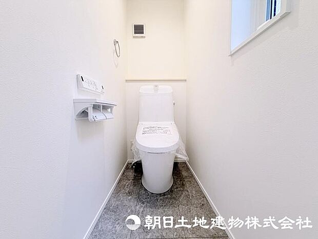 毎日使う場所だからこそ、清潔感と使いやすさが大切なトイレ。快適な暮らしをサポートする落ち着いた空間です。