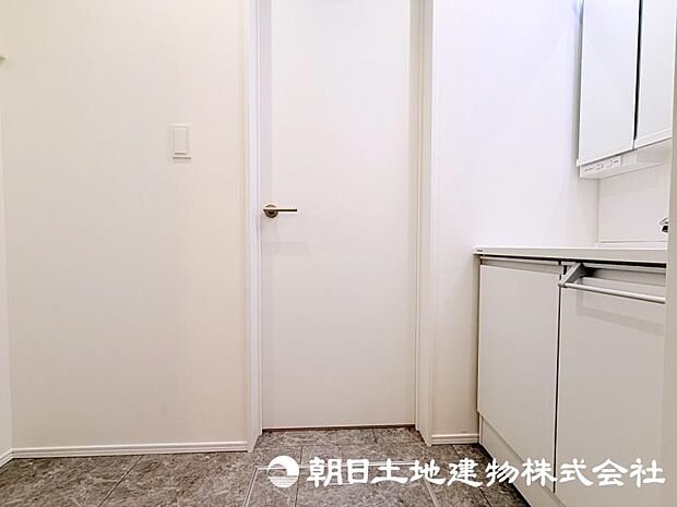 朝の準備から帰宅後の手洗いまで、家族みんなが使いやすい洗面所。快適な暮らしを支える実用的なスペースです。