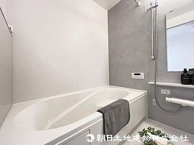 <浴室>1坪タイプの広いユニットバスです。