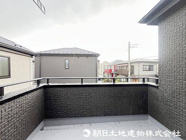<バルコニー>奥行がある広いバルコニーでお洗濯物をゆったりと干せます。