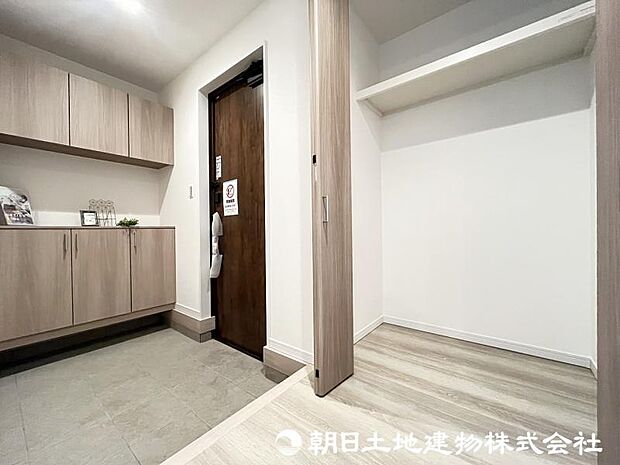 <玄関>大きな玄関収納もあり玄関周りを整理整頓できます。