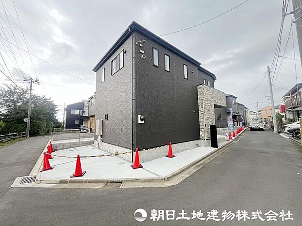 <外観>角地に面して開放感があります。
