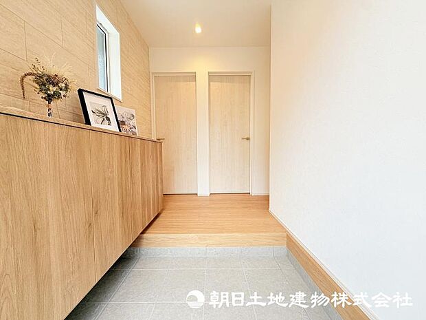 住まいの第一印象を演出する玄関。ご家族やゲストを心地よく迎え入れる、明るく清潔感のある空間です。