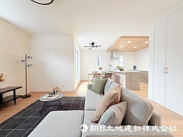 リビングは家族のコミュニケーションが生まれる憩いの空間。食事や団らん、リラックスタイムなど、さまざまなシーンで活躍します。