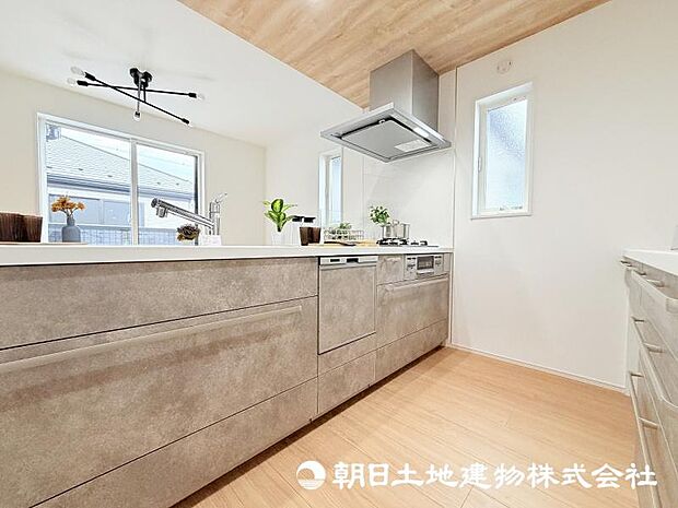 毎日の料理が楽しくなる、使い勝手に配慮したキッチン。家族との会話を楽しみながら、心地よい時間をお過ごしいただけます。