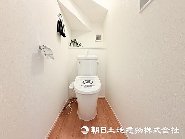 毎日使う場所だからこそ、清潔感と使いやすさが大切なトイレ。快適な暮らしをサポートする落ち着いた空間です。