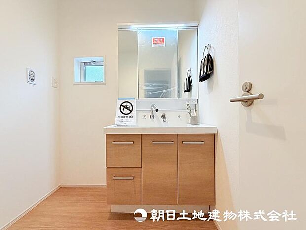 朝の準備から帰宅後の手洗いまで、家族みんなが使いやすい洗面所。快適な暮らしを支える実用的なスペースです。