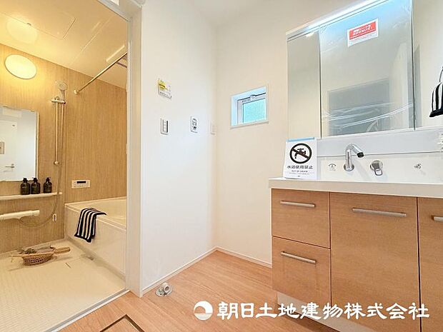 朝の準備から帰宅後の手洗いまで、家族みんなが使いやすい洗面所。快適な暮らしを支える実用的なスペースです。