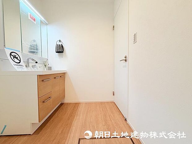 朝の準備から帰宅後の手洗いまで、家族みんなが使いやすい洗面所。快適な暮らしを支える実用的なスペースです。