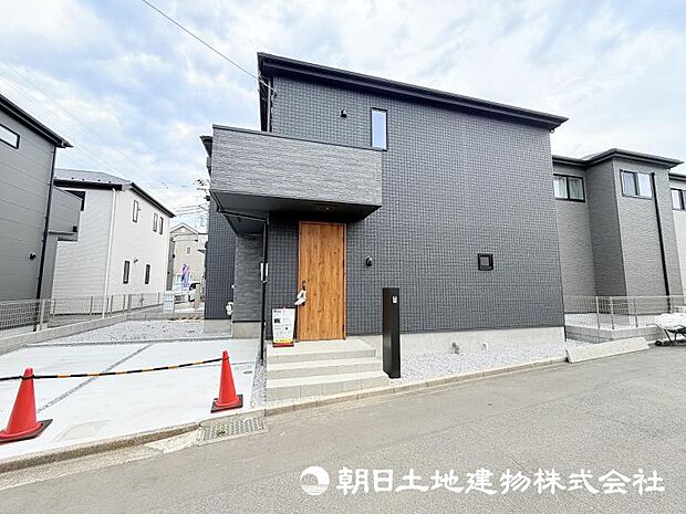 流行りに惑わされないモダンな外観は、主張し過ぎず、又、平凡になり過ぎず、閑静な街によく映えます。
