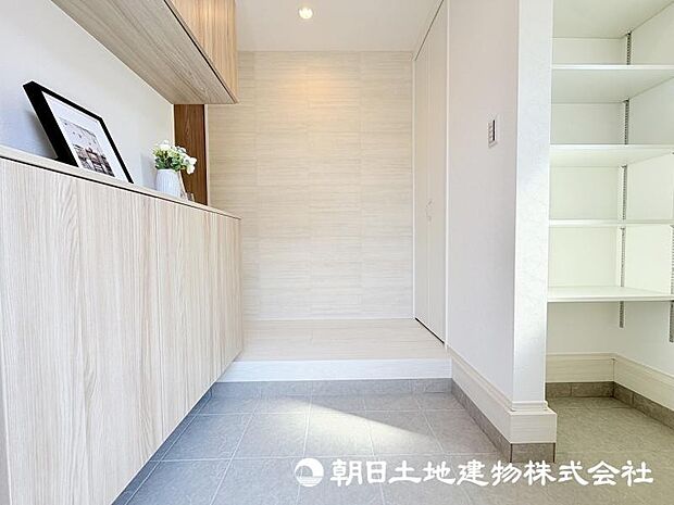 住まいの第一印象を演出する玄関。ご家族やゲストを心地よく迎え入れる、明るく清潔感のある空間です。