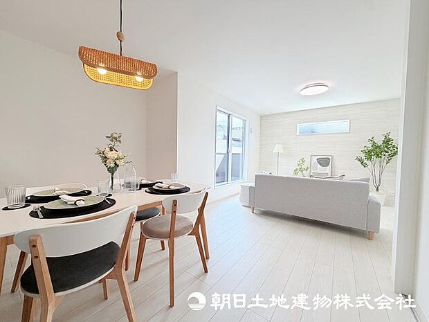住まう方のライフスタイルに合わせて自由に使えるリビング空間。家族団らんの時間はもちろん、趣味やくつろぎのひとときにもぴったりです。