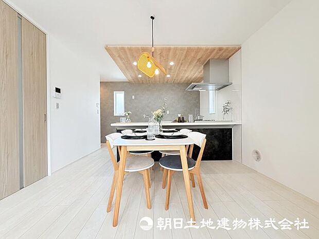 日々の暮らしの中心となるリビングは、居心地の良さと使いやすさを兼ね備えた空間です。家族との会話を楽しみながら、快適な時間を過ごせます。 