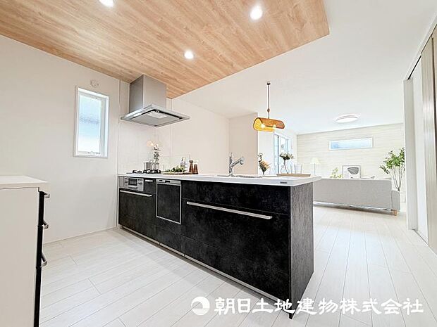 毎日の料理が楽しくなる、使い勝手に配慮したキッチン。家族との会話を楽しみながら、心地よい時間をお過ごしいただけます。