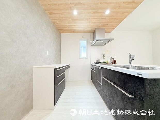 毎日の料理が楽しくなる、使い勝手に配慮したキッチン。家族との会話を楽しみながら、心地よい時間をお過ごしいただけます。 