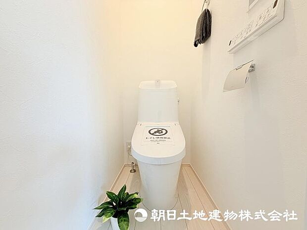 毎日使う場所だからこそ、清潔感と使いやすさが大切なトイレ。快適な暮らしをサポートする落ち着いた空間です。