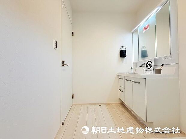 朝の準備から帰宅後の手洗いまで、家族みんなが使いやすい洗面所。快適な暮らしを支える実用的なスペースです。 