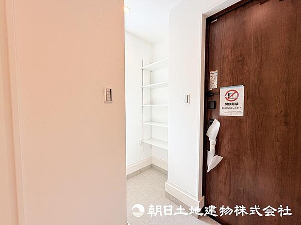 日々増える荷物もすっきり片付けられる収納スペース。居住空間を広く快適に使える便利な設備です。 