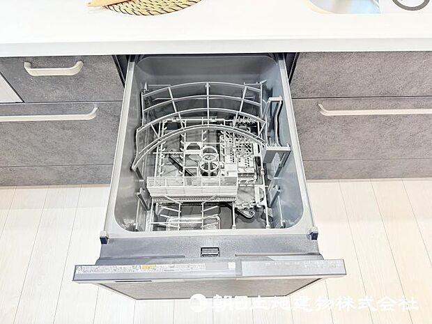 食器洗いの負担を軽減してくれる食洗器を備えたキッチン。家事の効率化をサポートし、ゆとりある時間を生み出します。 