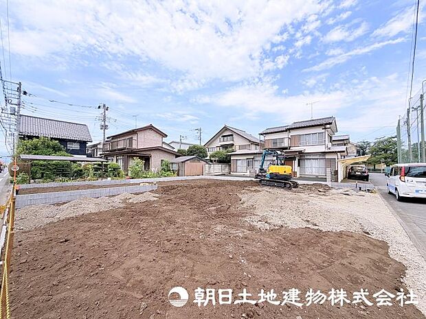 街並みに調和する新しい住まいが建築中です。周辺環境とのバランスを大切にした、快適な暮らしを叶える住まいの完成をお楽しみください。