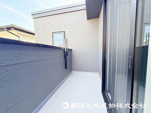 <バルコニー>東南向きで陽当たり良好です。