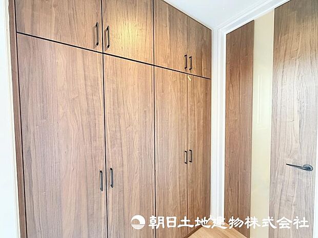 <玄関>靴をすっきりと収納できる大きなシューズボックス付きです。