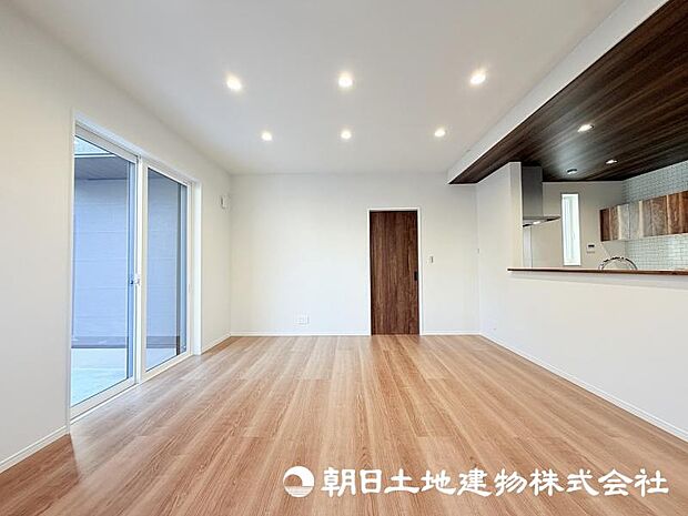 <リビング>ダウンライトが明るく照らすお洒落なダイニングスペースです。