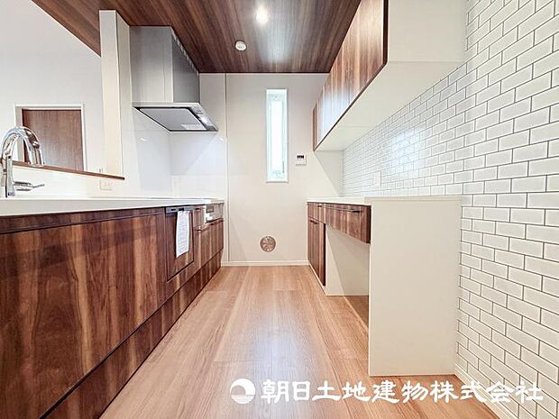 <キッチン>食器類をすっきりと収納できるカップボード付きです。