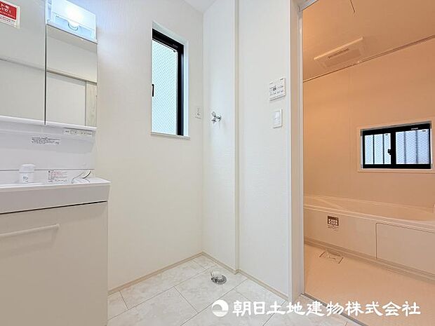 ＜洗面室＞洗面室＆浴室はキッチンから近く家事動線がスムーズです。