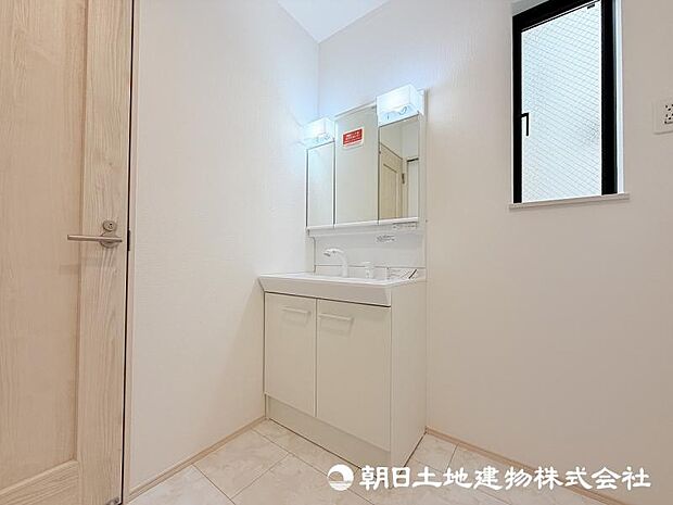 ＜洗面台＞すっきりと収納ができる三面鏡タイプの洗面台です。