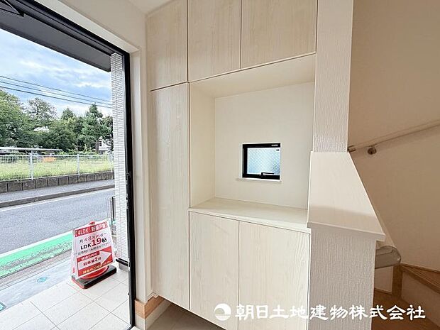 ＜玄関＞靴をすっきりと収納できるシューズボックス付きです。