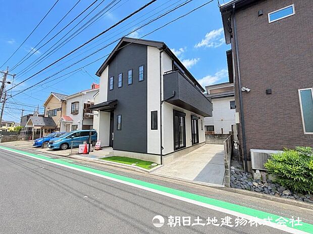 ＜外観＞幅員8ｍ道路に面して開放感があります。