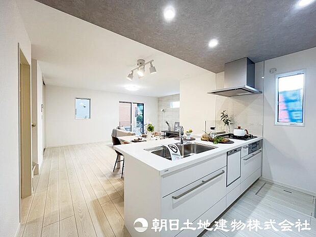 <キッチン>広い家事スペースでご夫婦でのお料理も楽しめます。
