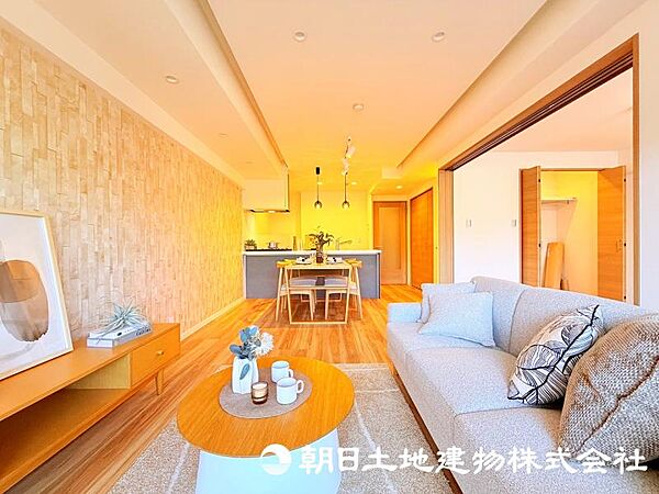 家族が自然と集まるリビングは、毎日の暮らしを心地よく彩る安らぎの空間です。家具の配置やインテリア次第で、お好みの雰囲気にコーディネートできます。