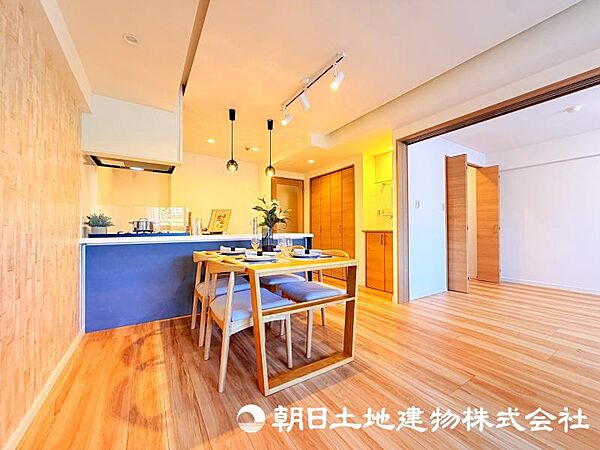 日々の暮らしの中心となるリビングは、居心地の良さと使いやすさを兼ね備えた空間です。家族との会話を楽しみながら、快適な時間を過ごせます。