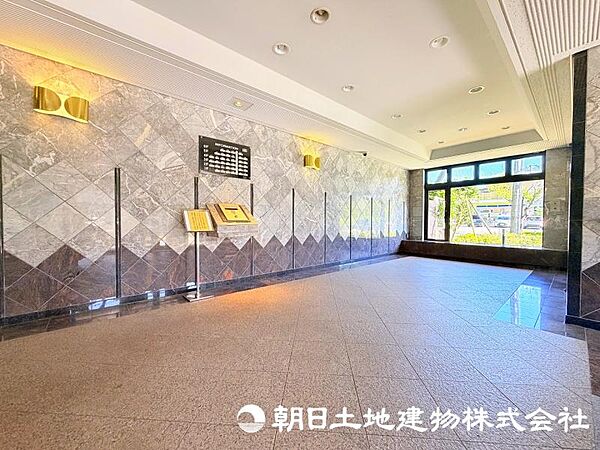 落ち着いた印象の外観は、住まいの第一印象を彩る魅力的なポイント。周囲の街並みに調和した佇まいです。