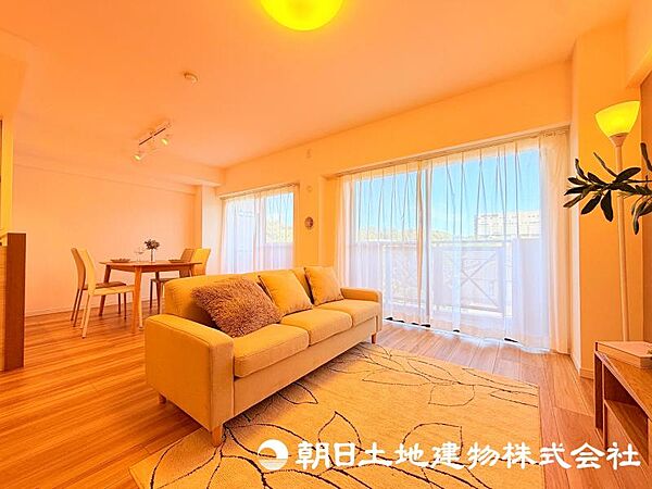 家族が自然と集まるリビングは、毎日の暮らしを心地よく彩る安らぎの空間です。家具の配置やインテリア次第で、お好みの雰囲気にコーディネートできます。