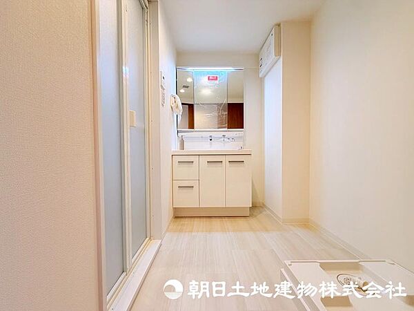 朝の準備から帰宅後の手洗いまで、家族みんなが使いやすい洗面所。快適な暮らしを支える実用的なスペースです。