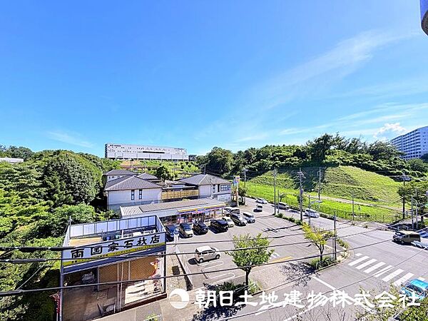 視界が広がる眺望は、住まいに開放感をもたらす魅力のひとつ。日常の中でゆったりとした時間を楽しめます。